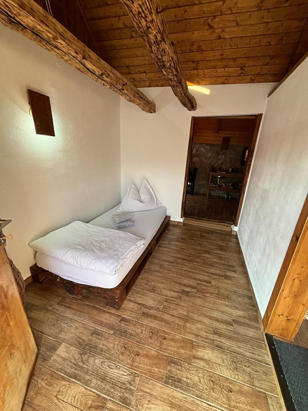 Salas U Bregu In Cheile Carasului Crasova Bagian luar foto